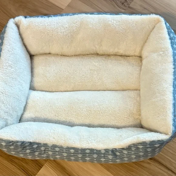 NWT-  Cozy Blue and White Pet Bed - Picture 2 of 3
